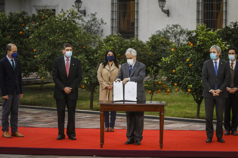 Pdte. Piñera promulga ley que limita reelección de autoridades: 