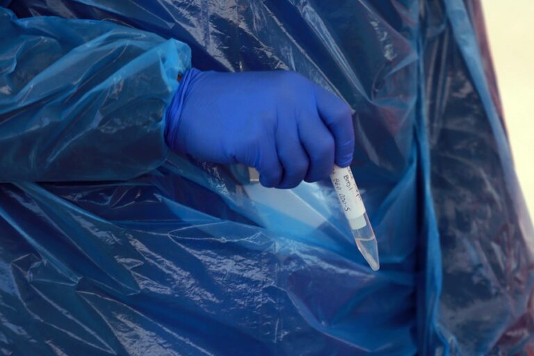 Qué significa que el coronavirus se pueda transmitir por el aire en ambientes cerrados