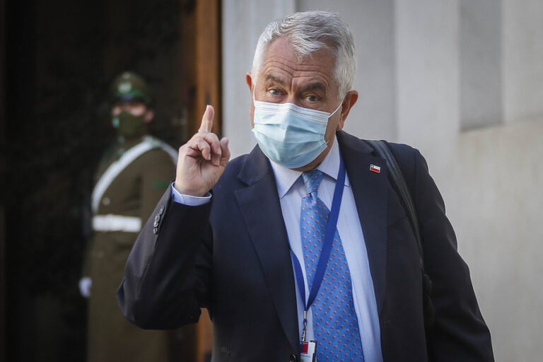 Ministro Paris responde a críticas de alcalde Sharp por plan 