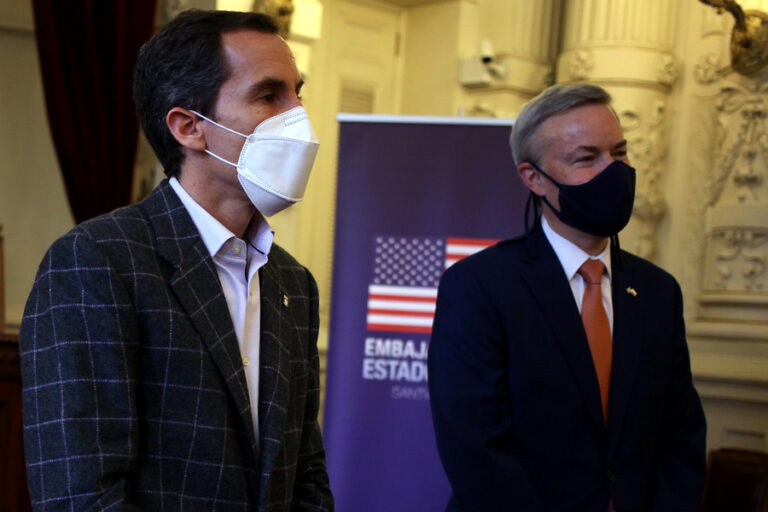 Municipalidad de Santiago recibe donación de la embajada de EE.UU.