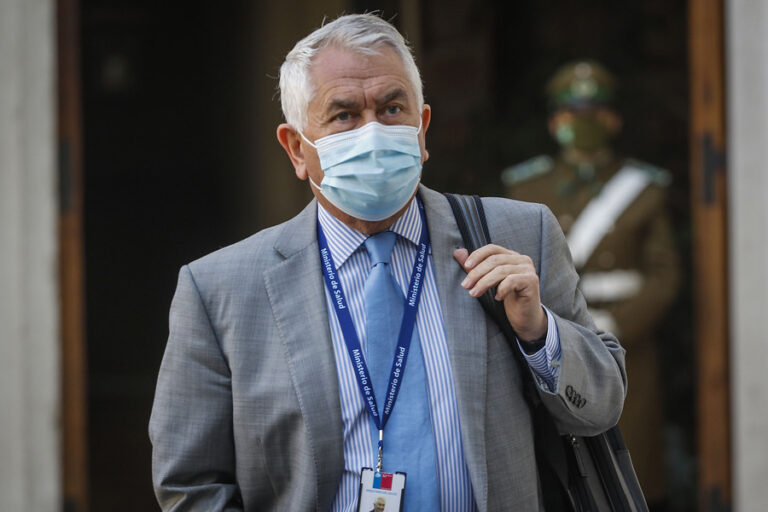 Ministro Paris dice que suspender las cuarentenas para el plebiscito es una opción: 