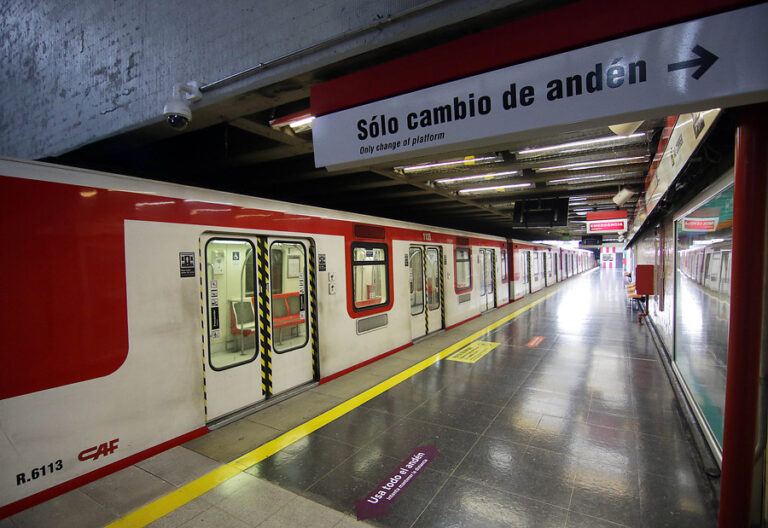 Metro de Santiago adelanta desde este lunes su horario de apertura