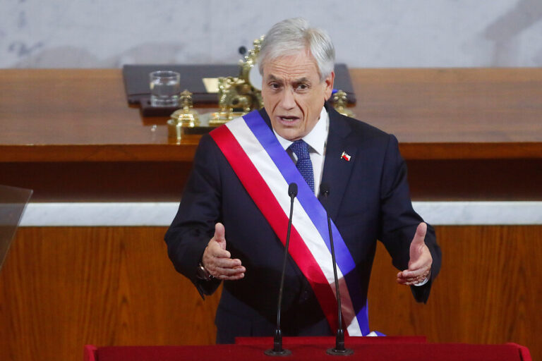 Piñera promulgó el plan de Protección de la Clase Media y reconoció ayuda tardía