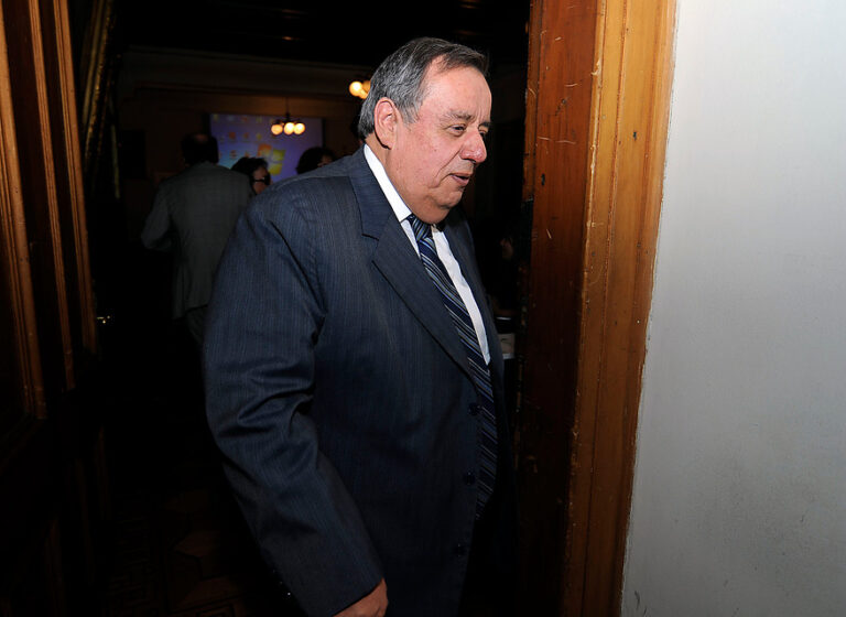 Internan en la UCI a Hernán Pinto, ex alcalde de Valparaíso, por neumonía