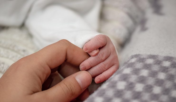 Corte ordena transfusión de sangre a recién nacido en riesgo vital: Padres se negaban por su religión