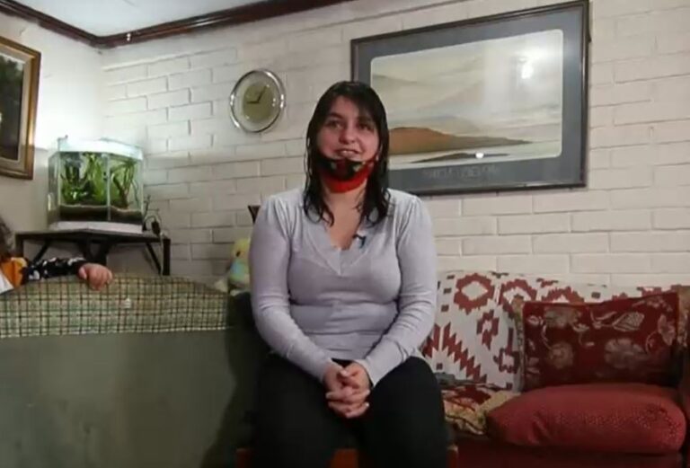La historia de Constanza, la madre que debe vender caja de alimentos del gobierno para costear salud de su hijo