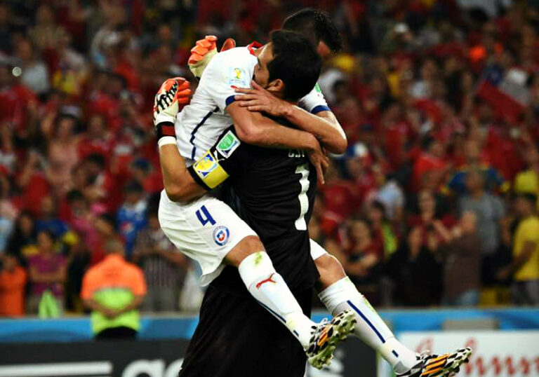 Bravo e Isla se suman a Cavani y Zlatan en el radar de fichajes del Leeds de Bielsa