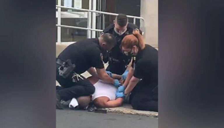 Captan a un policía con su rodilla en el cuello de un hombre en EE.UU.
