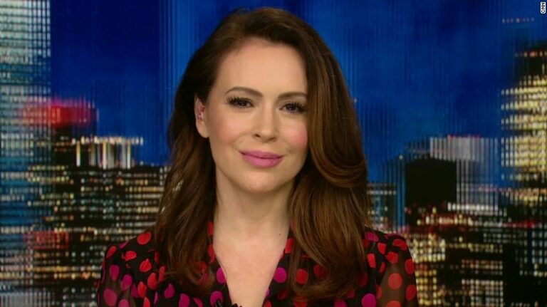 Alyssa Milano muestra cómo pierde cabello por luchar contra el coronavirus: 