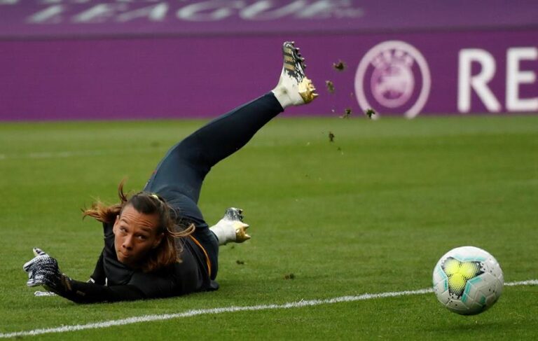 Tiane Endler y el PSG se quedaron sin Champions al caer con el Lyon en semis