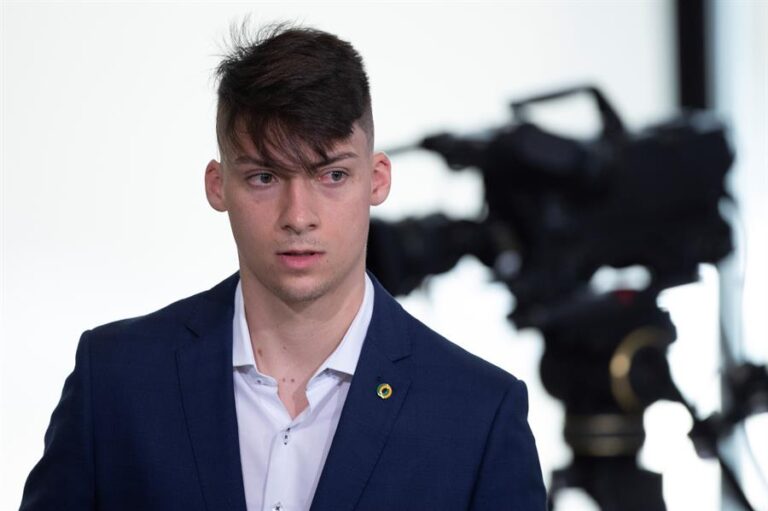 Hijo menor de Bolsonaro da positivo por COVID-19 y se está tratando con hidroxicloroquina