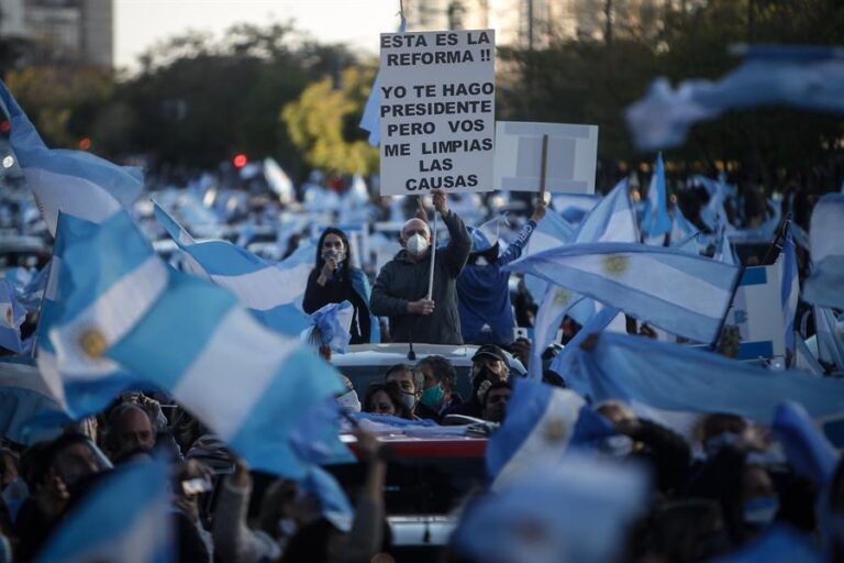 Argentina: Miles de personas salieron a la calles para protestar contra el gobierno de Fernández