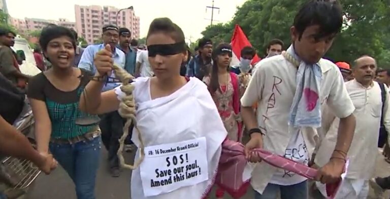 Ira pública en India: Violación y asesinato de niña de 13 años desata protestas