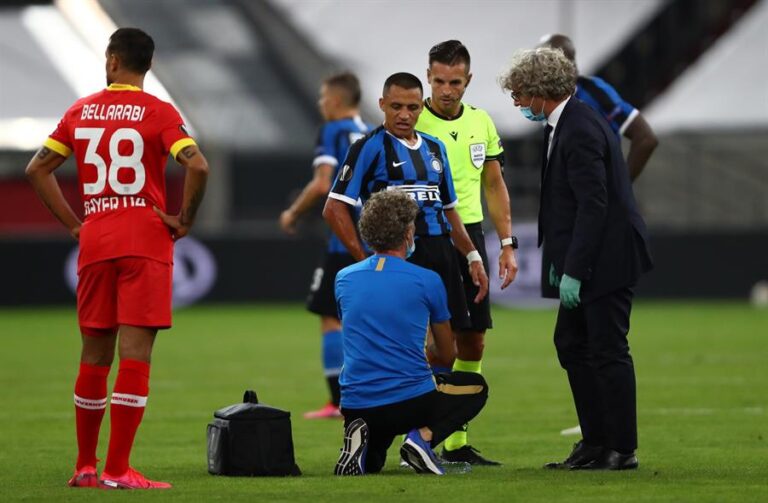 Alexis Sánchez podría perderse la fase final de la Europa League por lesión