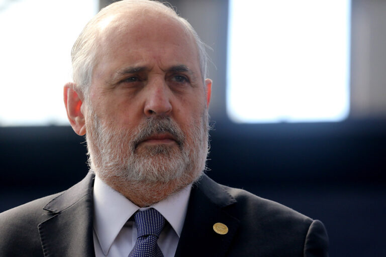 Fiscalía perseguirá penalmente a pacientes COVID que voten en Plebiscito si autoridades no aseguran su participación