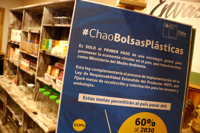 Desde este lunes el comercio ya no puede entregar bolsas plásticas