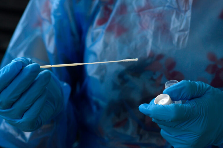 Minsal: Positividad de test PCR alcanza “por primera vez” el 8%