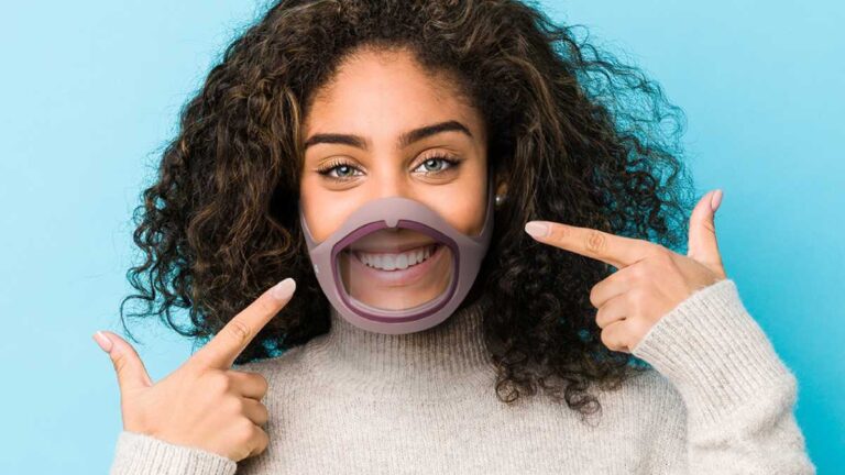 Así es Cliu, la mascarilla inteligente que se desinfecta sola y detecta el COVID-19