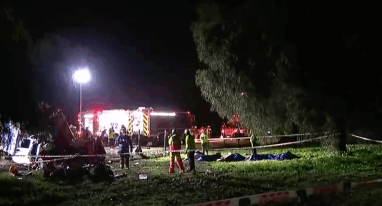 Accidente protagonizado por dos camiones dejó a cinco fallecidos y a dos personas en riesgo vital