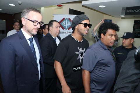 Ronaldinho y su hermano regresan a Brasil después de cinco meses detenidos en Paraguay