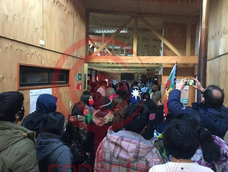 Comuneros mapuche se tomaron la Municipalidad de Tirúa