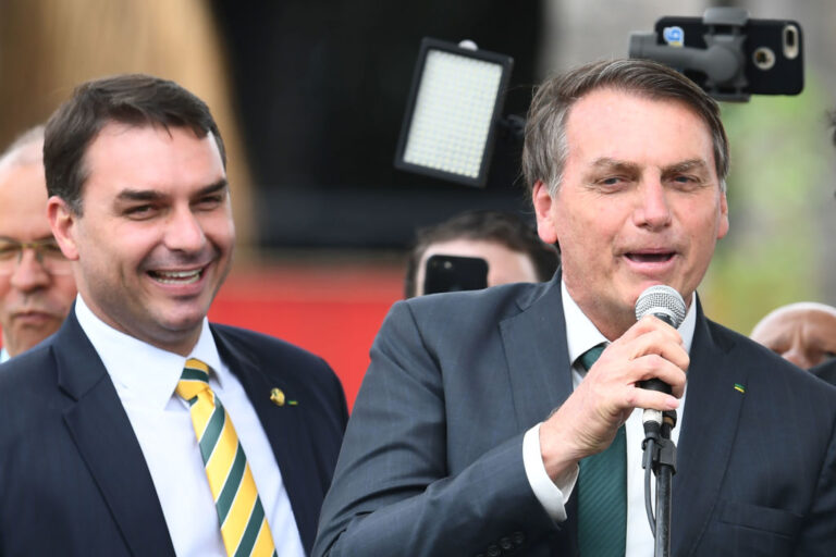 Hijo senador de Bolsonaro da positivo por COVID-19, pero no presentaría síntomas