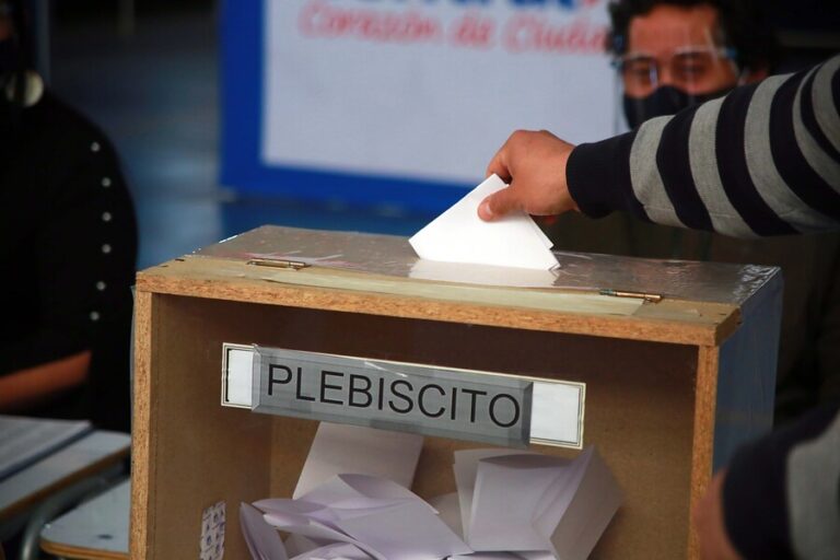 Cadem: 63% piensa que personas con COVID-19 deberían participar en el plebiscito con voto anticipado y por correo
