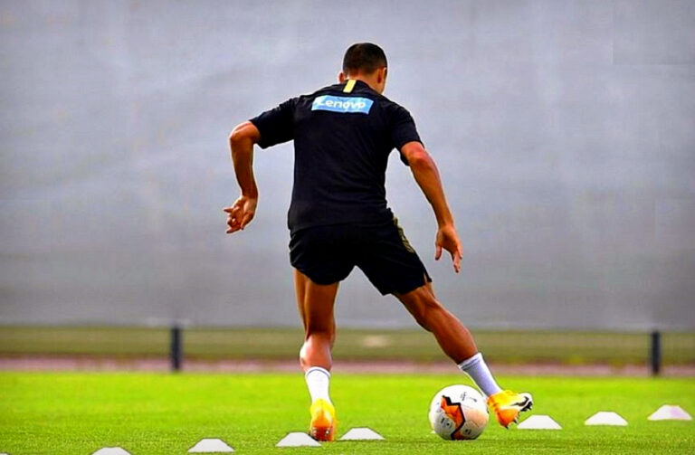 Alexis practicó con balón y abrió la opción a estar en la final de la Europa League