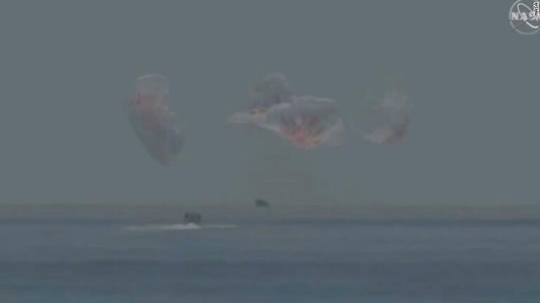 Nave espacial de la NASA y SpaceX completan con éxito la histórica misión tripulada