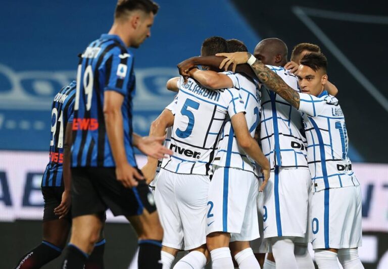 Con Alexis en el complemento, Inter venció al Atalanta y terminó a un punto del campeón Juventus