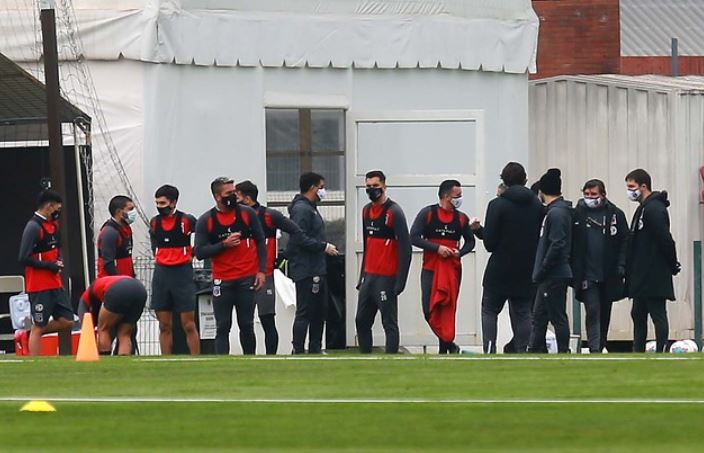 Jugadores de Colo Colo serán compensados económicamente con 3 amistosos