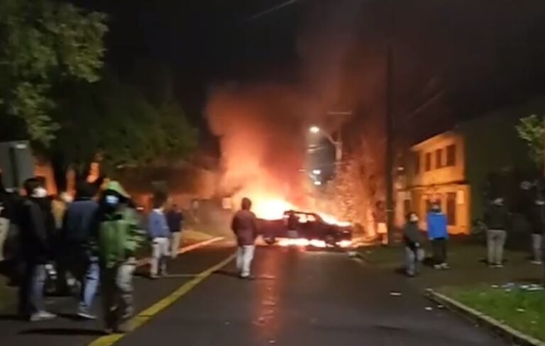 Habitantes de Curacautín se enfrentan a comuneros mapuche que se tomaron el municipio