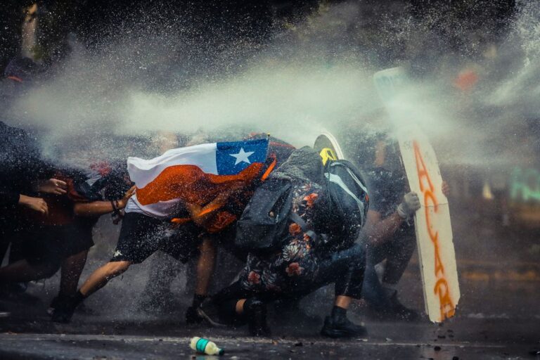 Fotógrafo chileno es destacado en los prestigiosos Lens Critics’ Choice Award por imagen del estallido social