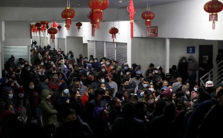 Gran aglomeración en Mall Chino en primer día de Transición en Santiago