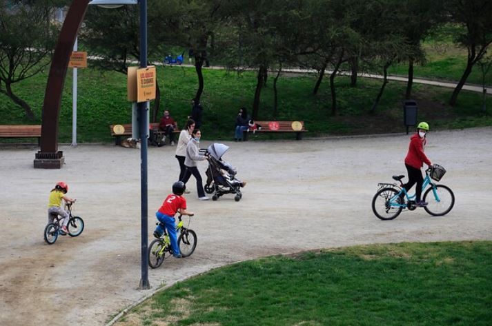 Una salida diaria de 90 minutos, tres días por semana: Anuncian permiso para que salgan los niños