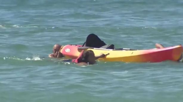 Presidente de Portugal ayudó a rescatar a dos mujeres que cayeron de un kayak