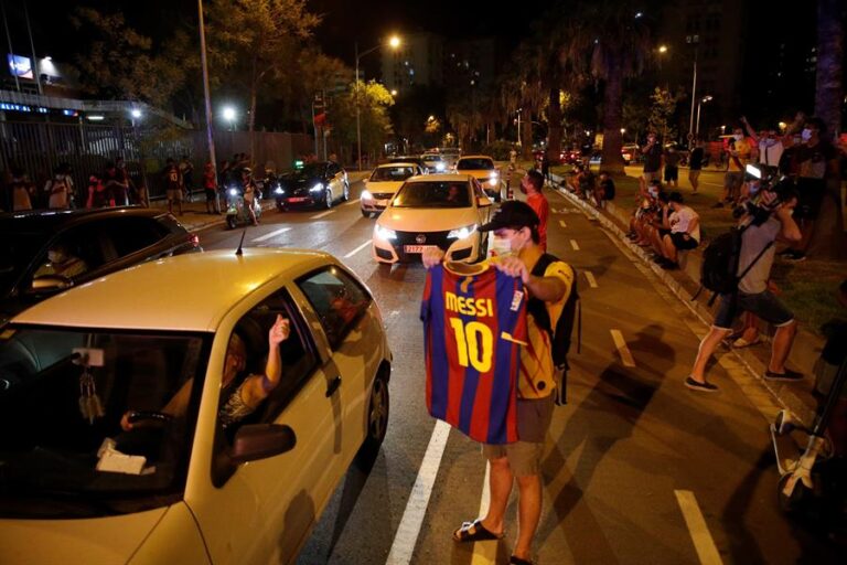 Decenas de hinchas exigieron la renuncia del presidente del Barcelona por posible salida de Messi