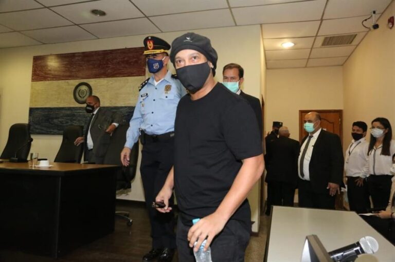 Ronaldinho fue liberado en Paraguay tras pasar cinco meses detenido