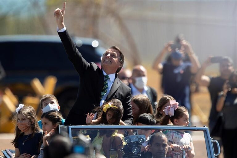 Bolsonaro encabeza celebración por la independencia con 500 personas y sin mascarilla