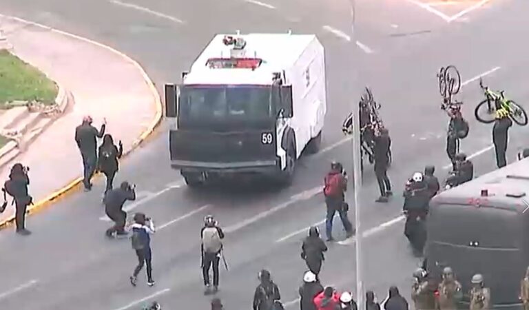 Carabineros dispersó manifestación de trabajadores de la salud en Plaza Italia