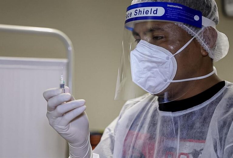 Países ricos ya habrían comprado más de la mitad de las vacunas contra el coronavirus