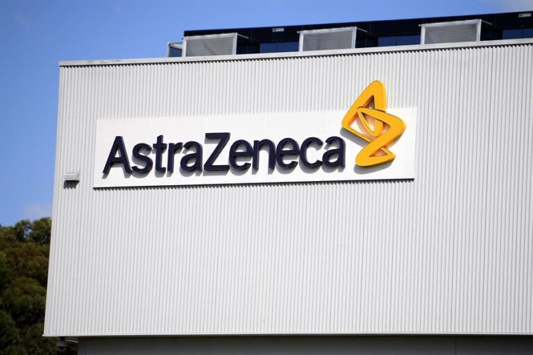Vacuna COVID-19: Suspenden pruebas del laboratorio AstraZeneca y U. de Oxford