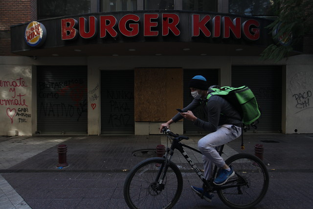 Desempleo disminuye a un 12,9% en trimestre junio-agosto, la primera mejoría leve desde el inicio de la crisis