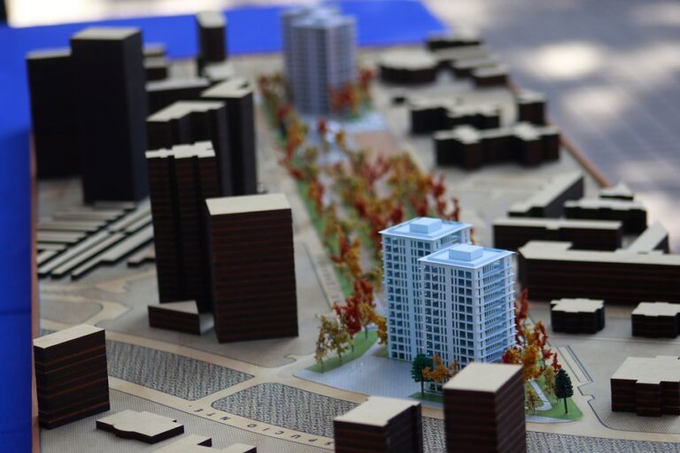 Molestia de vecinos de Las Condes por proyecto inmobiliario de Lavín: Proponen un parque para el adulto mayor