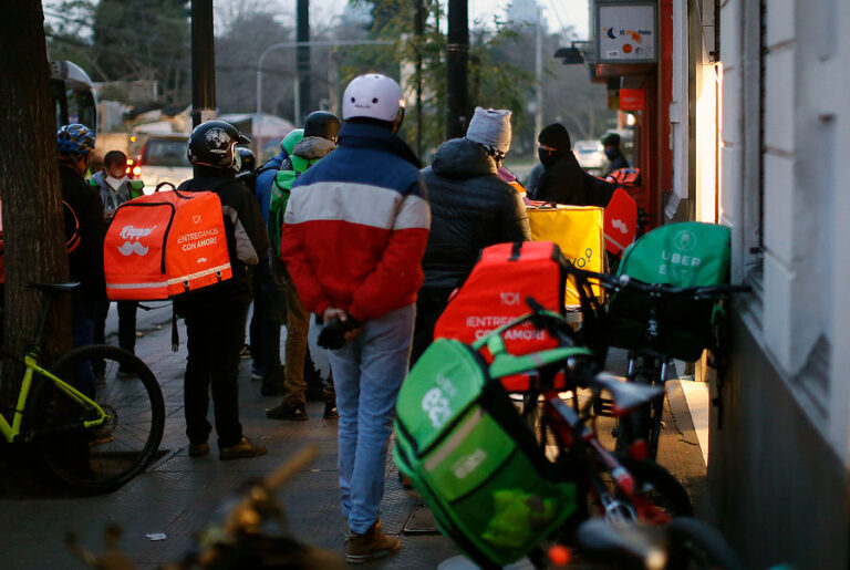 Repartidores de apps iniciaron mesa de trabajo con Martorell y Orsini para coordinar trabajo con Carabineros