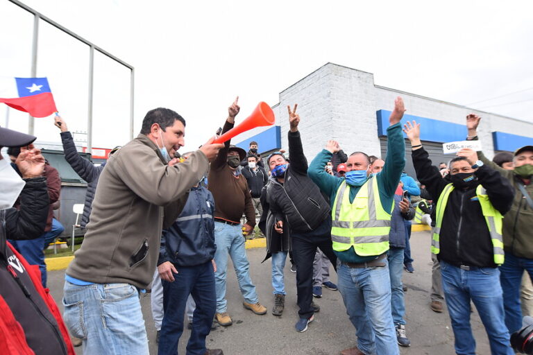 Apoyo económico y más cámaras en las rutas: Todos los puntos del acuerdo que depuso el paro de camioneros