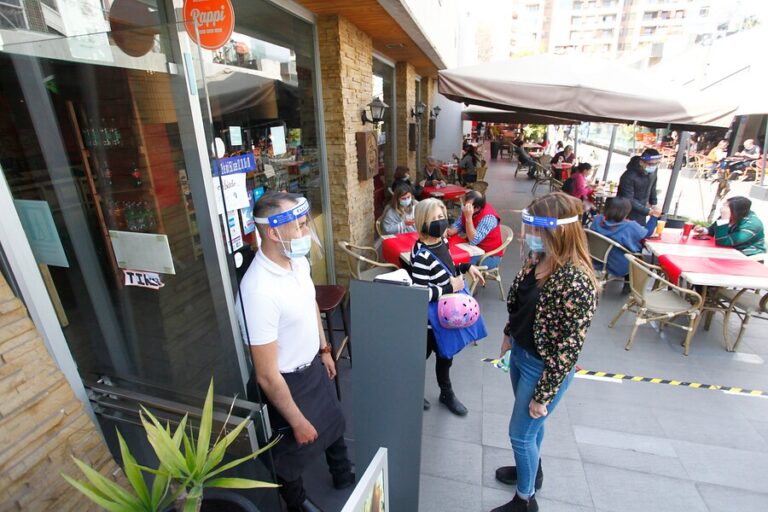 Así es el protocolo de bares y restaurantes que ya operan en comunas en Preparación