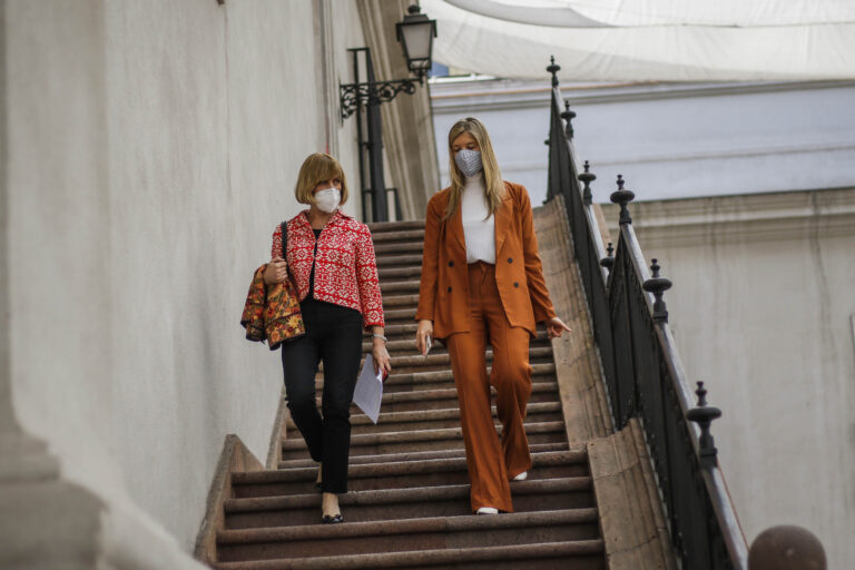 Sabat y Matthei piden transporte gratuito para adultos mayores durante el plebiscito