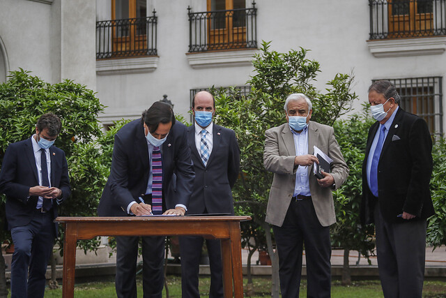 Habrá mesa de trabajo permanente: Gobierno firmó acuerdo con camioneros que estaban en paro