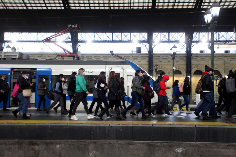 Estación Central: Pasajeros se someten a exámenes PCR gratuitos ante aumento de la movilidad